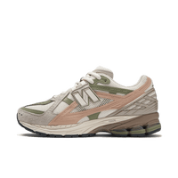 Zijaanzicht van de New Balance 1906U M1906NE sneaker in Linen met Dark Olivine accenten en Flat Taupe details. Deze techwear-ready retro runner combineert klassieke stijl met moderne comforttechnologie.

