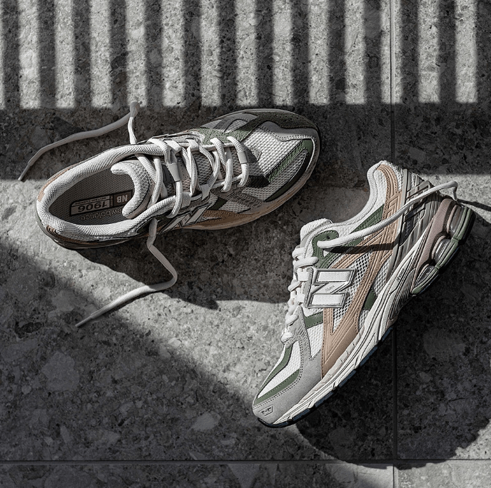 Close-up van de ademende mesh upper van de New Balance M1906NE, met overlays in Flat Taupe en Dark Olivine. De sneaker biedt een stijlvolle mix van retro design en hedendaags materiaalgebruik.

