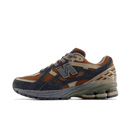 New Balance 1906U Rich Oak Phantom – zijaanzicht met ademend mesh, aardebruine overlays en tech silhouet via Snrkickz