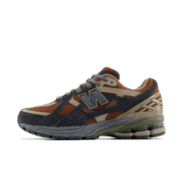 New Balance 1906U Rich Oak Phantom – zijaanzicht met ademend mesh, aardebruine overlays en tech silhouet via Snrkickz