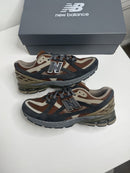 Detail van het futuristische vetersysteem en het N-logo op de NB 1906U Rich Oak Phantom – donkerbruine tinten en performance constructie via Snrkickz