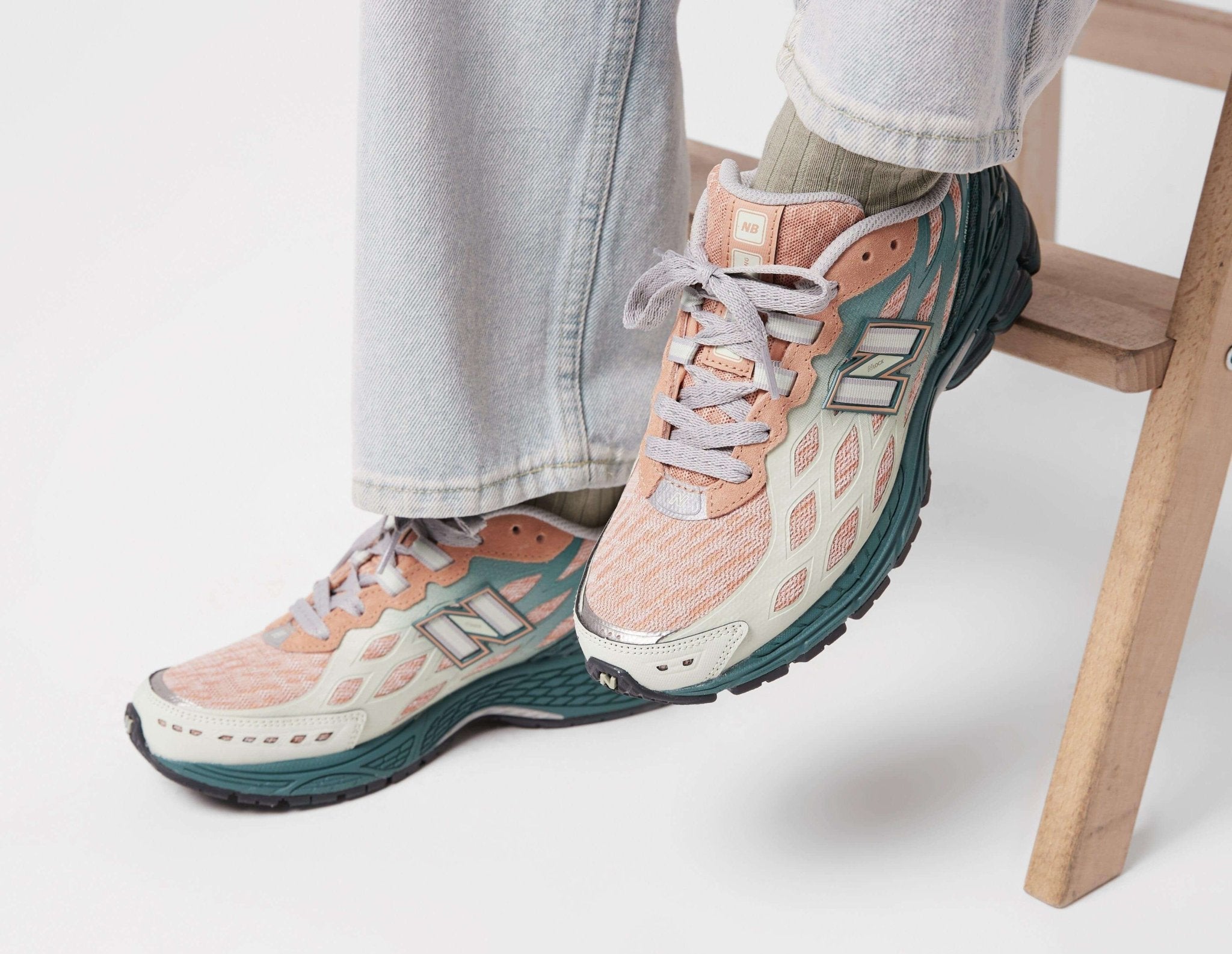In-hand view van de New Balance 1906W in New Spruce Light Sparrow. De combinatie van natuurlijke kleuren en functionele afwerking maakt deze release populair binnen zowel streetwear als lifestyle.

