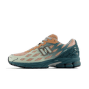 Zijaanzicht van de New Balance 1906W in New Spruce en Light Sparrow. Deze zachte maar krachtige colorway combineert mintgroene accenten met aardse tinten voor een frisse, moderne look.

