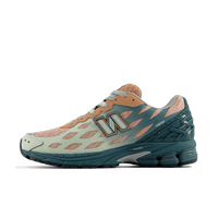 Zijaanzicht van de New Balance 1906W in New Spruce en Light Sparrow. Deze zachte maar krachtige colorway combineert mintgroene accenten met aardse tinten voor een frisse, moderne look.

