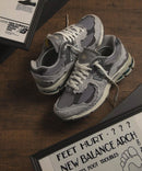 New Balance 2002R Protection Pack Rain Cloud – gedragen met baggy denim; perfect gestyled voor een retro streetwear look