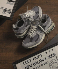 New Balance 2002R Protection Pack Rain Cloud – gedragen met baggy denim; perfect gestyled voor een retro streetwear look