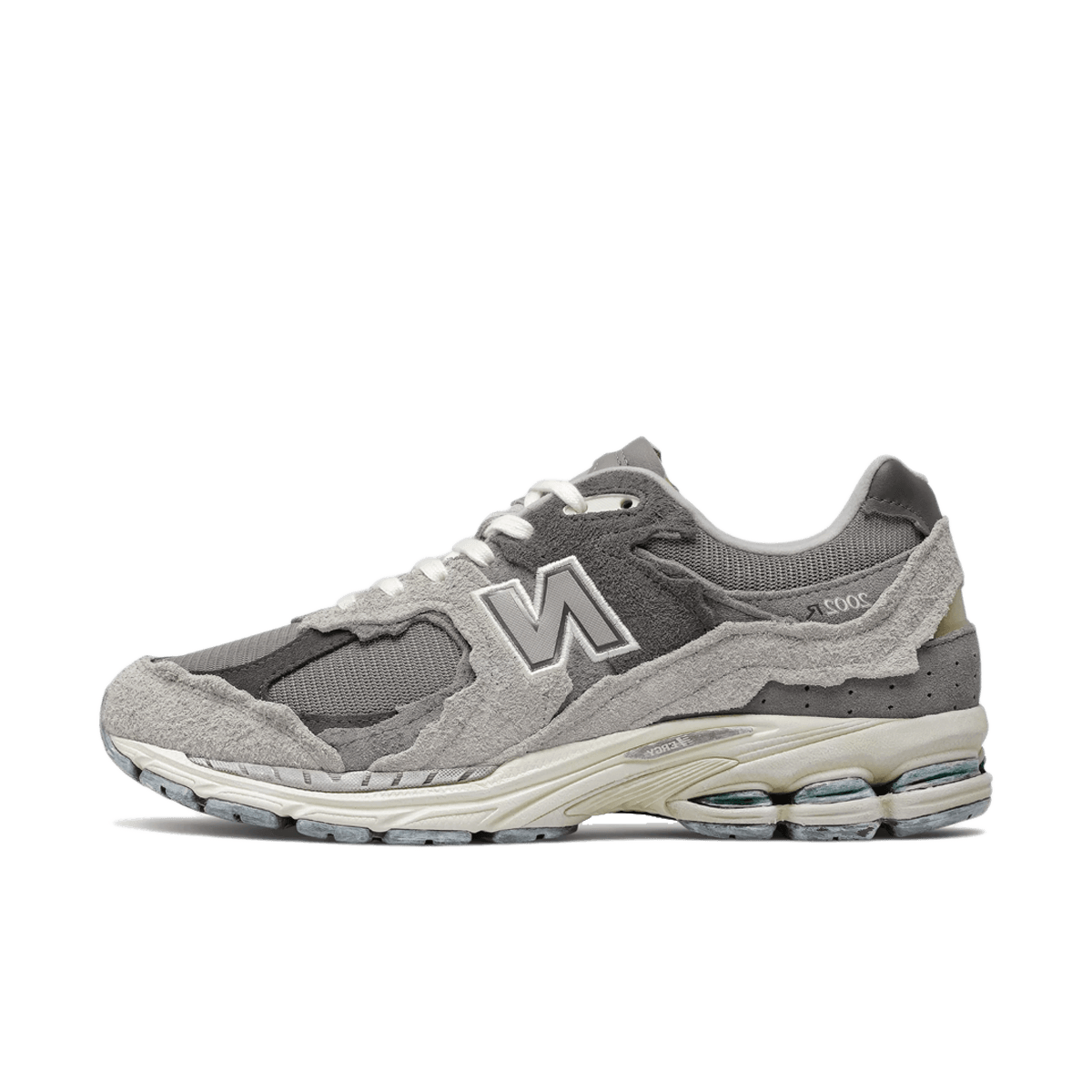 New Balance 2002R Protection Pack Rain Cloud – vooraanzicht met grijze suede overlays, mesh upper en iconische 'N'-branding