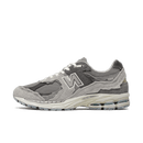 New Balance 2002R Protection Pack Rain Cloud – vooraanzicht met grijze suede overlays, mesh upper en iconische 'N'-branding