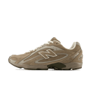 New Balance 2004L Mushroom Arid Stone zijaanzicht met suède en mesh bovenwerk in aardse bruintinten en Arid Stone accenten

