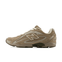 New Balance 2004L Mushroom Arid Stone zijaanzicht met suède en mesh bovenwerk in aardse bruintinten en Arid Stone accenten

