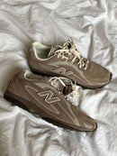 Miu Miu look a like sneakers van New Balence op bed