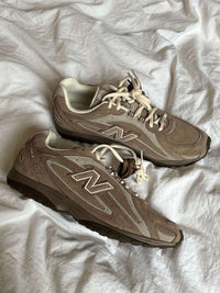 Miu Miu look a like sneakers van New Balence op bed