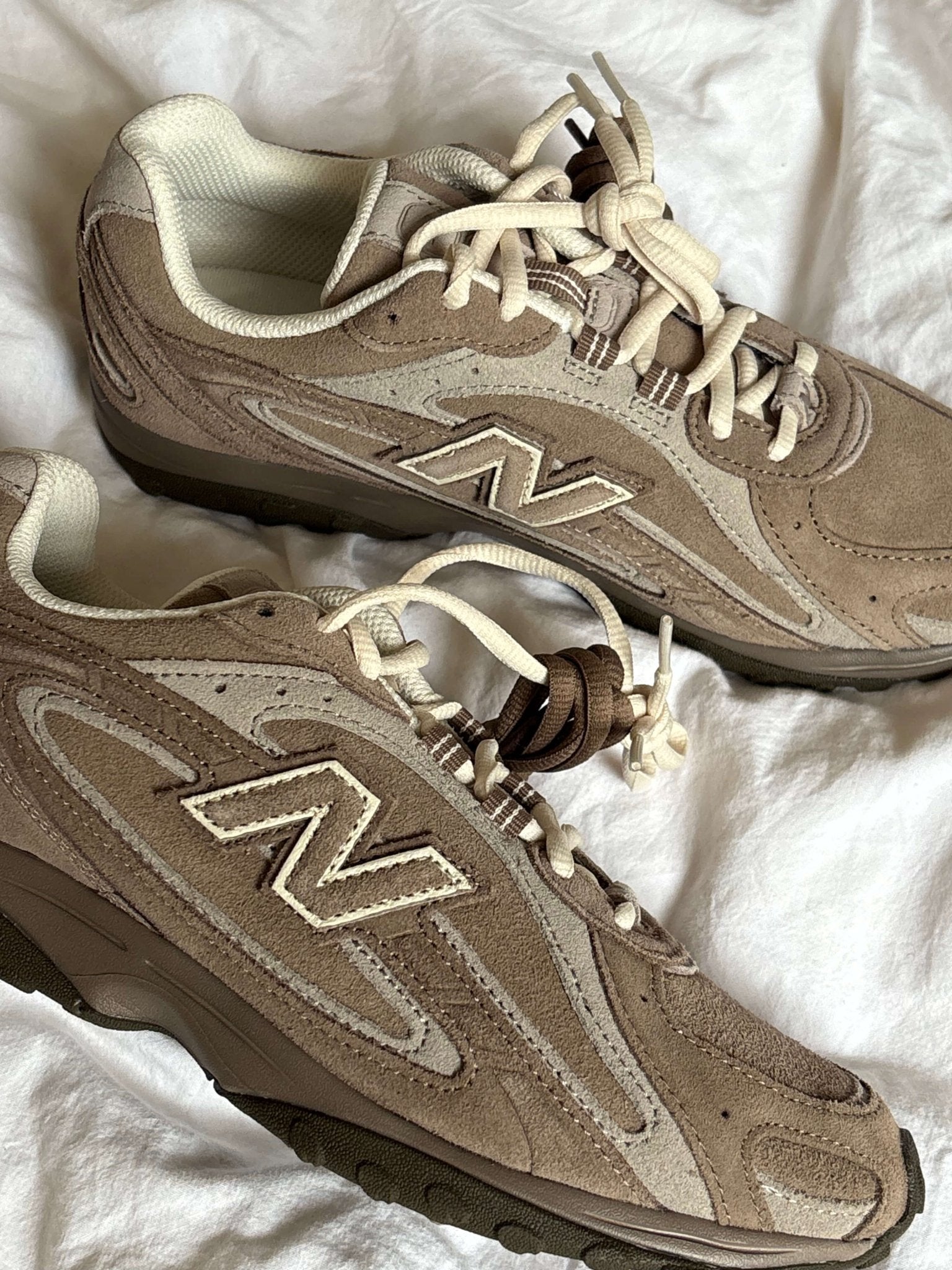 New Balance Miu MIu sneakers close up beige bruin