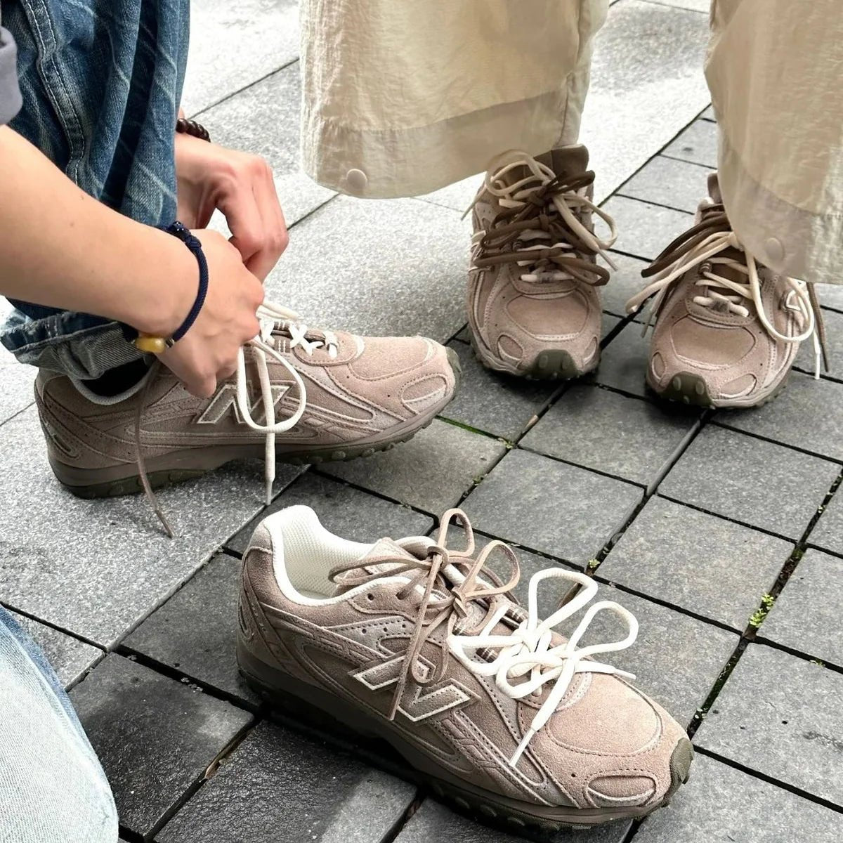 New Balance 2004L Mushroom Arid Stone in hand met premium suède, ademend mesh en trail-geïnspireerde middenzool

