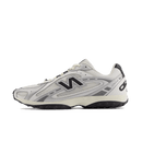Clean studio shot van de New Balance 204L in zilver met zwarte accenten, perfect voor visuele zoekopdrachten en mobile-first weergave