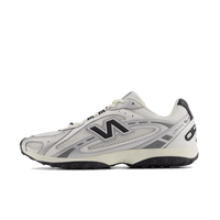 Clean studio shot van de New Balance 204L in zilver met zwarte accenten, perfect voor visuele zoekopdrachten en mobile-first weergave