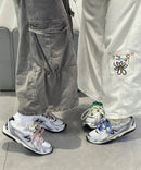 Lifestylebeeld van twee personen met matching Silver Black NB 204L onder cargobroeken, ideaal voor zoekintentie op couple styling en straatbeeld