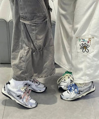 Lifestylebeeld van twee personen met matching Silver Black NB 204L onder cargobroeken, ideaal voor zoekintentie op couple styling en straatbeeld