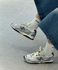 New Balance 204L Silver Black in actie tijdens het lopen met jeans, gebruikt in Google zoekopdrachten naar urban fit en dagelijks draagcomfort