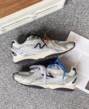 Casual binnenfoto van de NB 204L gedragen in relaxte setting, geschikt voor zoekopdrachten naar huiselijke fit of loungewear-combo’s