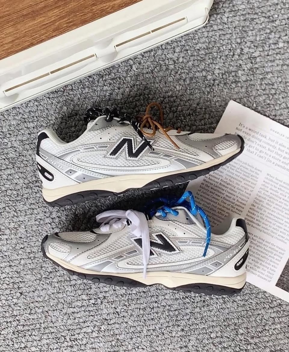 Casual binnenfoto van de NB 204L gedragen in relaxte setting, geschikt voor zoekopdrachten naar huiselijke fit of loungewear-combo’s