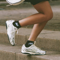 Close-up van de New Balance 204L gedragen op straat, perfect voor Google Lens gebruikers die de schoen willen herkennen of zien hoe hij valt aan de voet