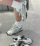 Lifestylebeeld waarop de NB 204L half wordt aangetrokken, gebruikt voor zoekintentie op draagcomfort en alledaagse fit