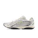 Zijkant van de New Balance 204L in Silver Metallic met saliegroene accenten, gestyled als studio cut-out voor snelle herkenning 