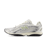Zijkant van de New Balance 204L in Silver Metallic met saliegroene accenten, gestyled als studio cut-out voor snelle herkenning 