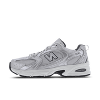 Zijaanzicht van de New Balance 530 MR530LG met witte mesh basis, zilveren overlays en marineblauwe accenten in retro running stijl