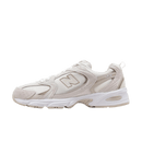 Zijaanzicht van de New Balance 530 MR530OW met witte mesh basis, zilveren overlays en beige accenten in retro hardloopstijl
