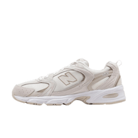 Zijaanzicht van de New Balance 530 MR530OW met witte mesh basis, zilveren overlays en beige accenten in retro hardloopstijl