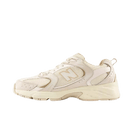 Zijaanzicht van de New Balance 530 Beige Angora MR530AA met beige mesh basis, lichte overlays en subtiele angora accenten