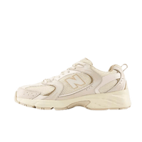 Zijaanzicht van de New Balance 530 Beige Angora MR530AA met beige mesh basis, lichte overlays en subtiele angora accenten