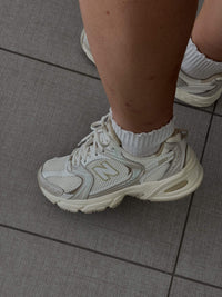 New Balance 530 Beige Angora on-feet met lichte broek en ton-sur-ton styling voor een cleane look

