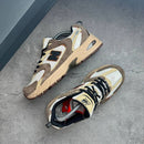 New Balance 530 Brown Tan met originele doos, vintage look en contrasterende tan accenten in beeld

