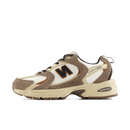 New Balance 530 Brown Tan zijaanzicht met bruine overlays, licht mesh bovenwerk en retro ABZORB-zool


