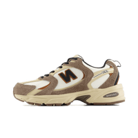New Balance 530 Brown Tan zijaanzicht met bruine overlays, licht mesh bovenwerk en retro ABZORB-zool

