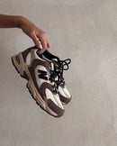 New Balance 530 Brown Tan on-feet met wijde broek en ton-sur-ton outfit voor warme herfstlook

