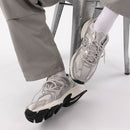 Bovenaanzicht van de New Balance 530 Grey Matter met zilveren details en ademende mesh upper

