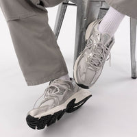 Bovenaanzicht van de New Balance 530 Grey Matter met zilveren details en ademende mesh upper

