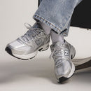 New Balance 530 Grey Matter Silver Metallic on-feet gecombineerd met grijze cargobroek en neutrale outfit

