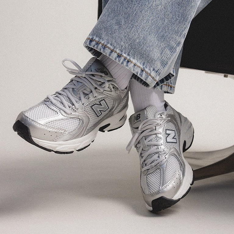 New Balance 530 Grey Matter Silver Metallic on-feet gecombineerd met grijze cargobroek en neutrale outfit

