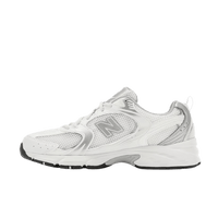 Zijaanzicht van de New Balance 530 Munsell White MR530EMA met witte mesh basis, zilveren overlays en subtiele beige accenten