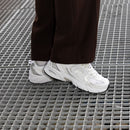 New Balance 530 Munsell White on-feet gecombineerd met een lichte broek voor een cleane, allround fit

