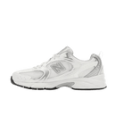 Zijaanzicht van de New Balance 530 Munsell White MR530EMA met witte mesh basis, zilveren overlays en subtiele beige accenten