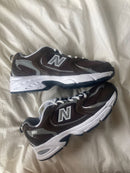 Bovenaanzicht van de New Balance 530 Rich Earth met donkerbruine veters, mesh upper en gebalanceerde branding

