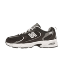 New Balance 530 Rich Earth zijaanzicht met donkerbruine overlays, ademend mesh en retro zoolconstructie

