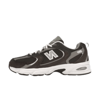 New Balance 530 Rich Earth zijaanzicht met donkerbruine overlays, ademend mesh en retro zoolconstructie

