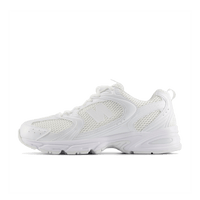 Zijaanzicht van de New Balance 530 Triple White MR530PA met volledig witte mesh en leren overlays, retro hardloopsilhouet